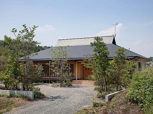 木造　熊本S邸1、アプローチから見た住宅の全景です