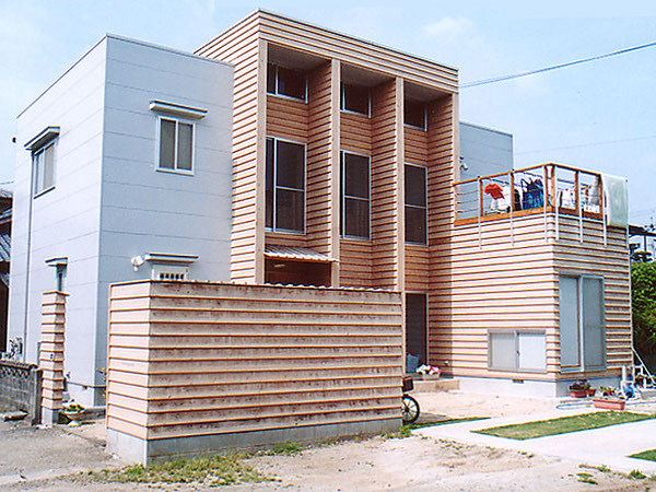 木造　熊本T邸2、玄関前の自転車置き場も木板のボックスとして、母屋の木のボックスにデザインを合わせています