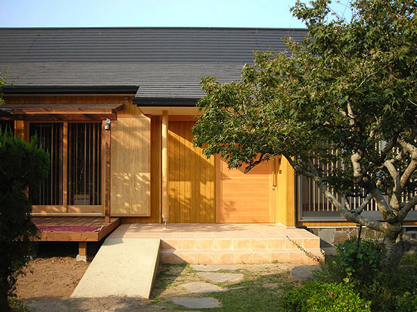 木造　熊本N邸1、アプローチから見た玄関まわりの外観です