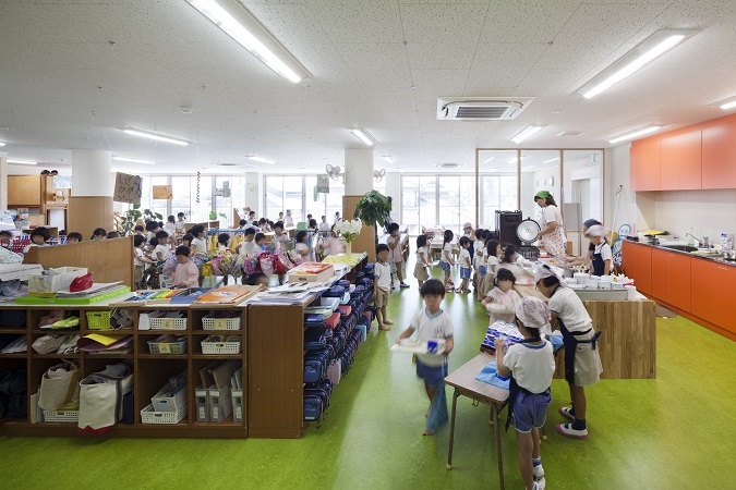 鉄骨造　城山幼稚園11、2階保育室はワンルーム、低い家具でキッチンを軽く区切ります