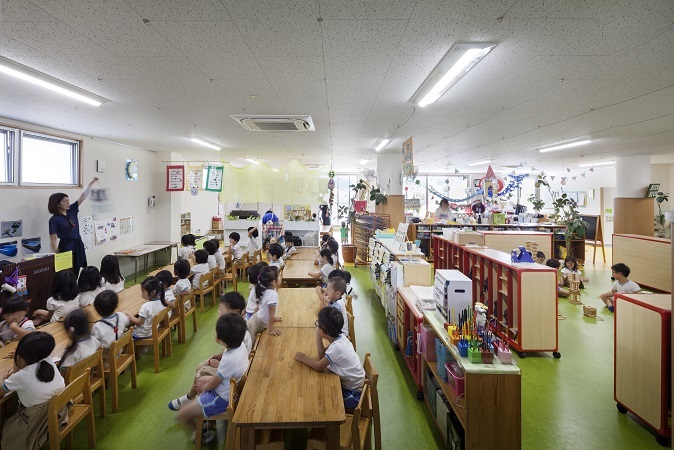 鉄骨造　城山幼稚園12、2階保育室の中央部分です