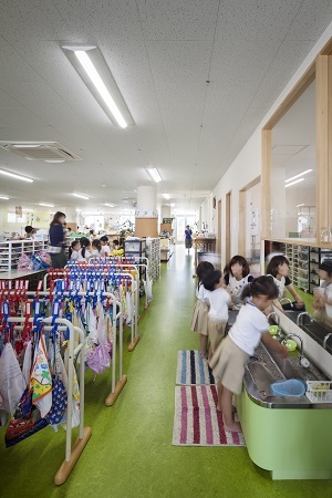 鉄骨造　城山幼稚園13、2階保育室のトイレ前には手洗を設置