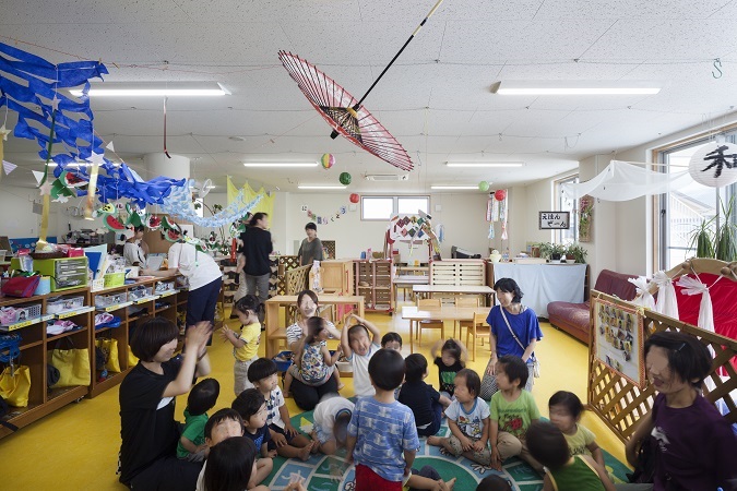 鉄骨造　城山幼稚園14、2階保育室の2歳児部分は床の色を変えています