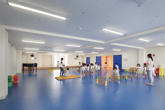 鉄骨造　城山幼稚園15、遊戯室は3階、床の色も変わります