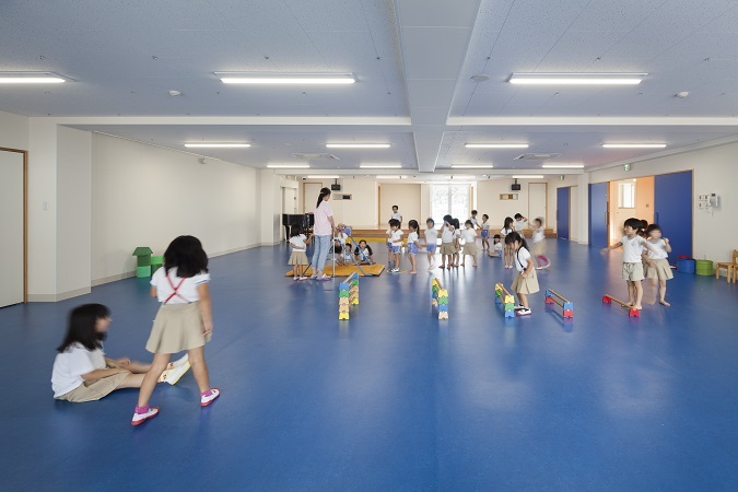 鉄骨造　城山幼稚園16、3階の遊戯室、ステージ奥の窓からも屋上につながります