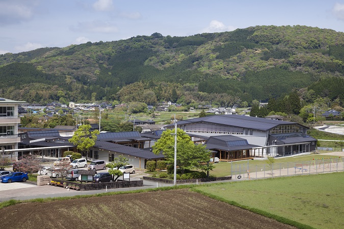 木造　三加和小中学校1、外観全景です