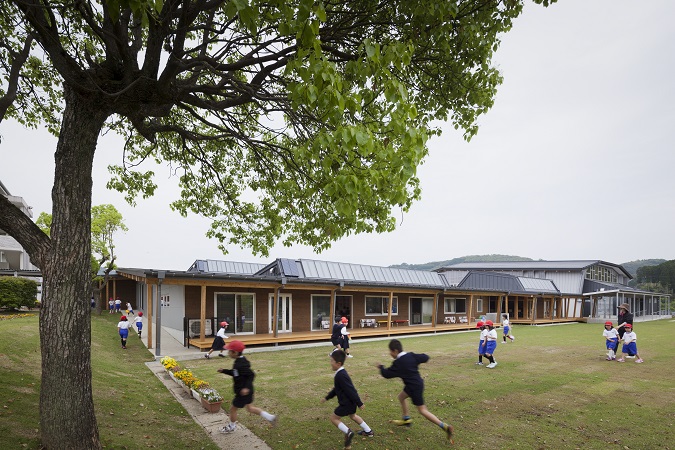木造　三加和小中学校3、低学年棟を校庭から見ています